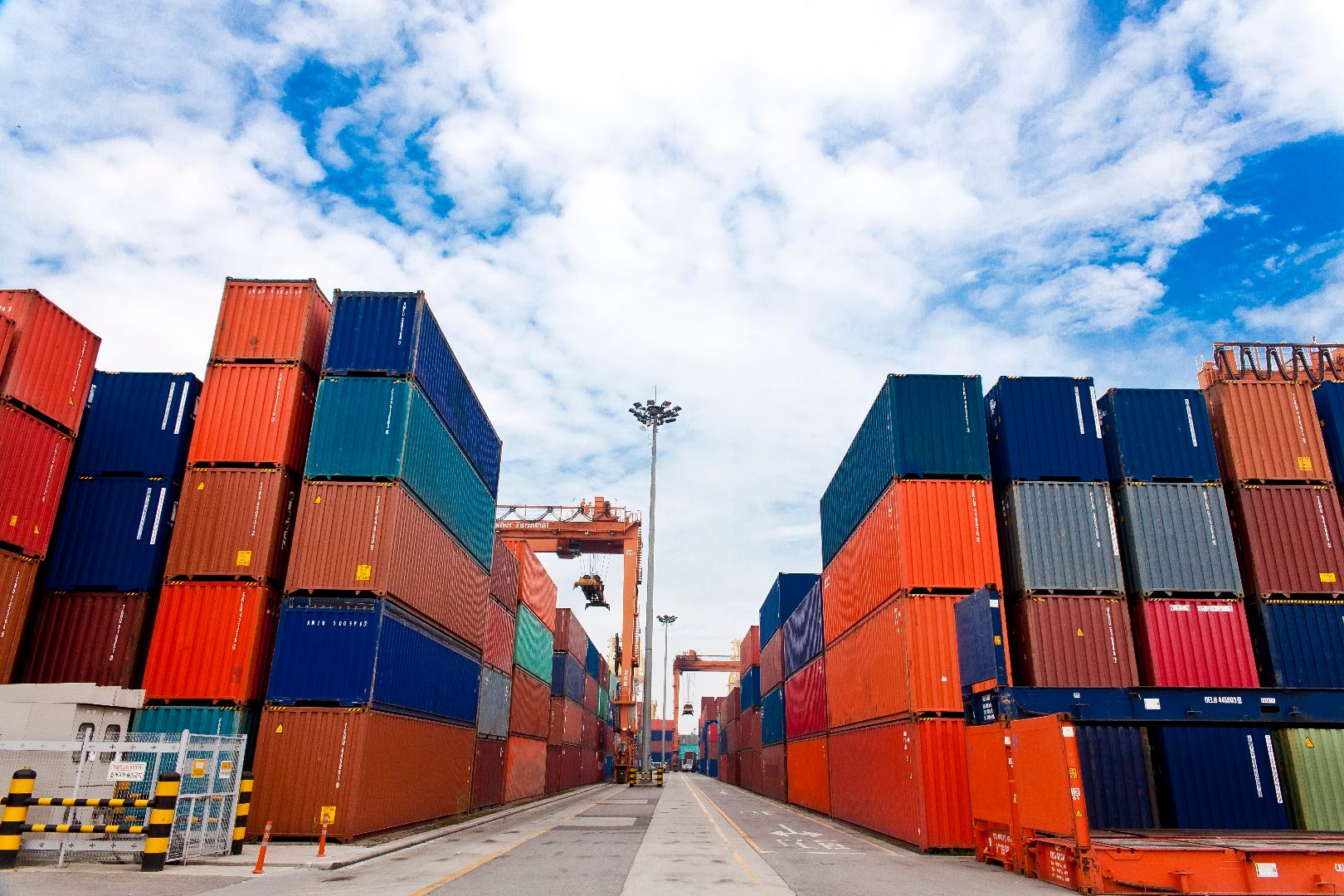 Storage Containers for Sale: Maximizing Your Space Efficiently